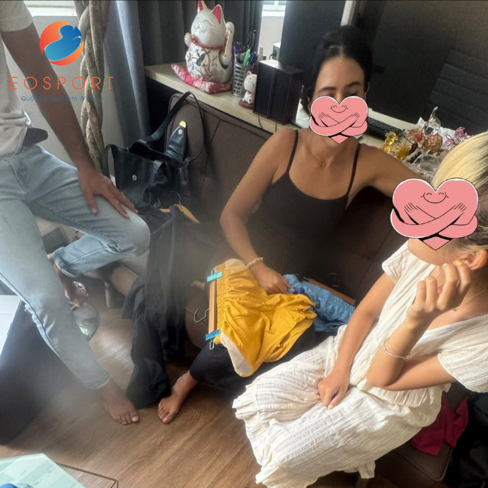 Nhân viên tư vấn mẫu mã, chất vải cho khách hàng