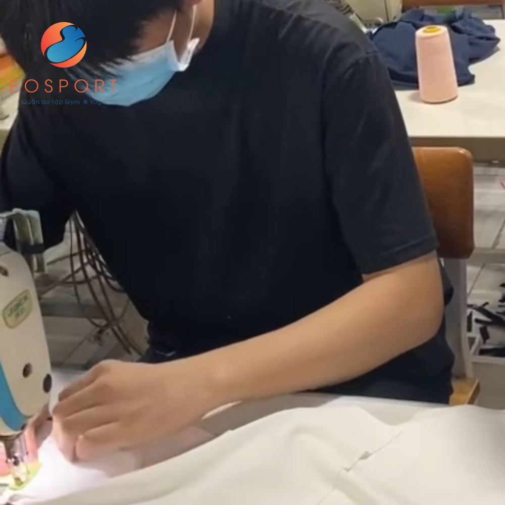 Nhân viên may mẫu cho khách hàng từ vải xuất dư 