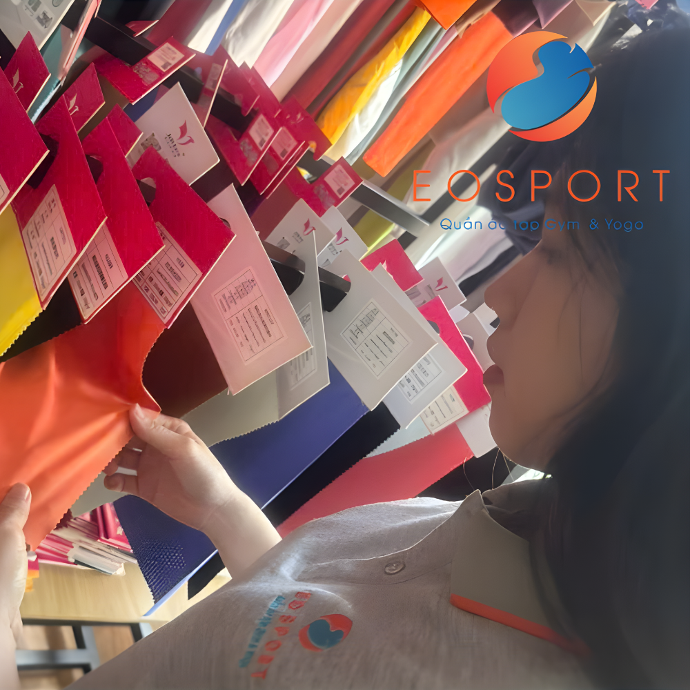 Nhân viên tư vấn về chất liệu vải cho khách hàng