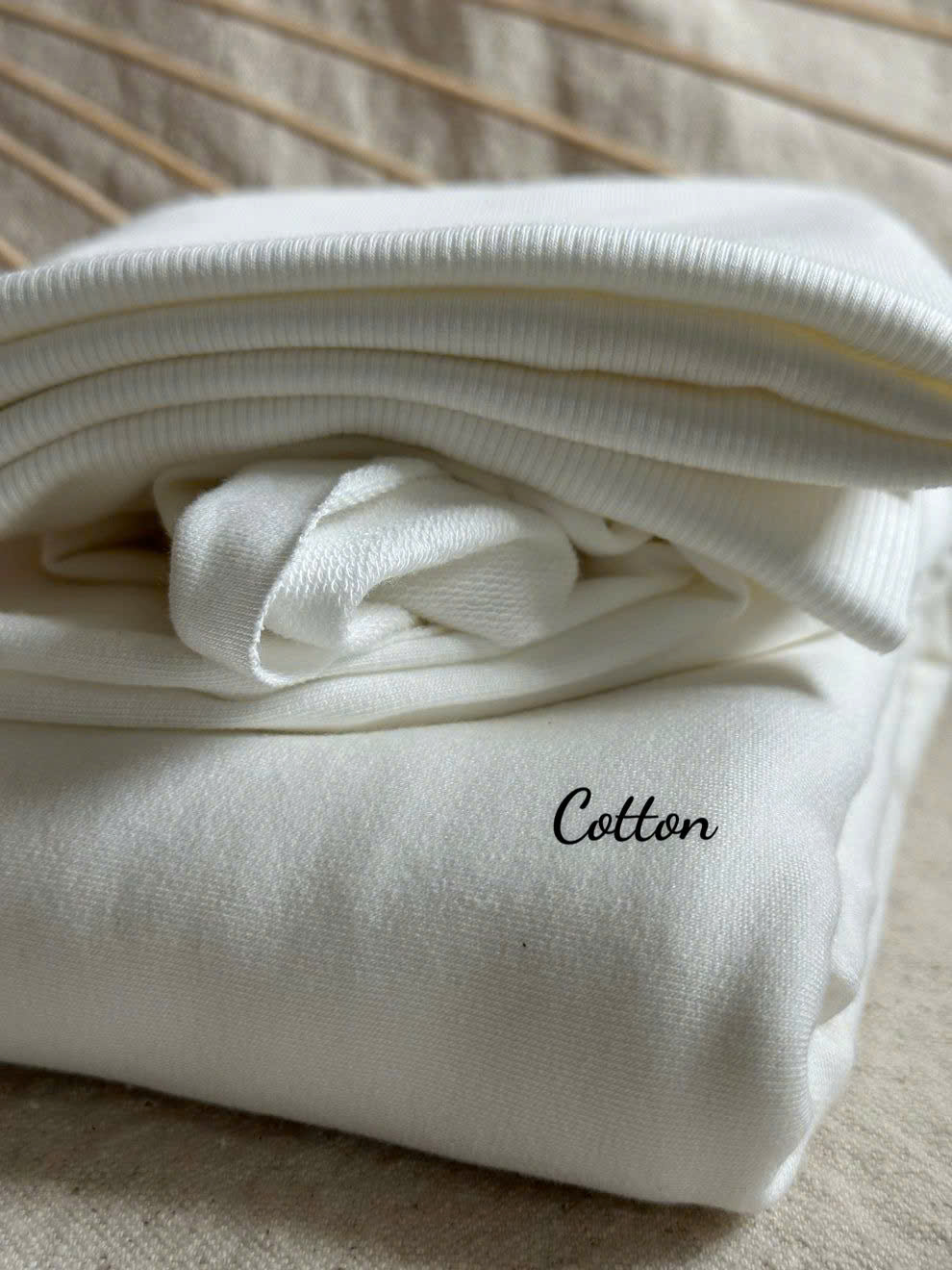 Vải Cotton – mềm mại, thấm hút mồ hôi, dùng cho áo tập yoga, áo thun thể thao