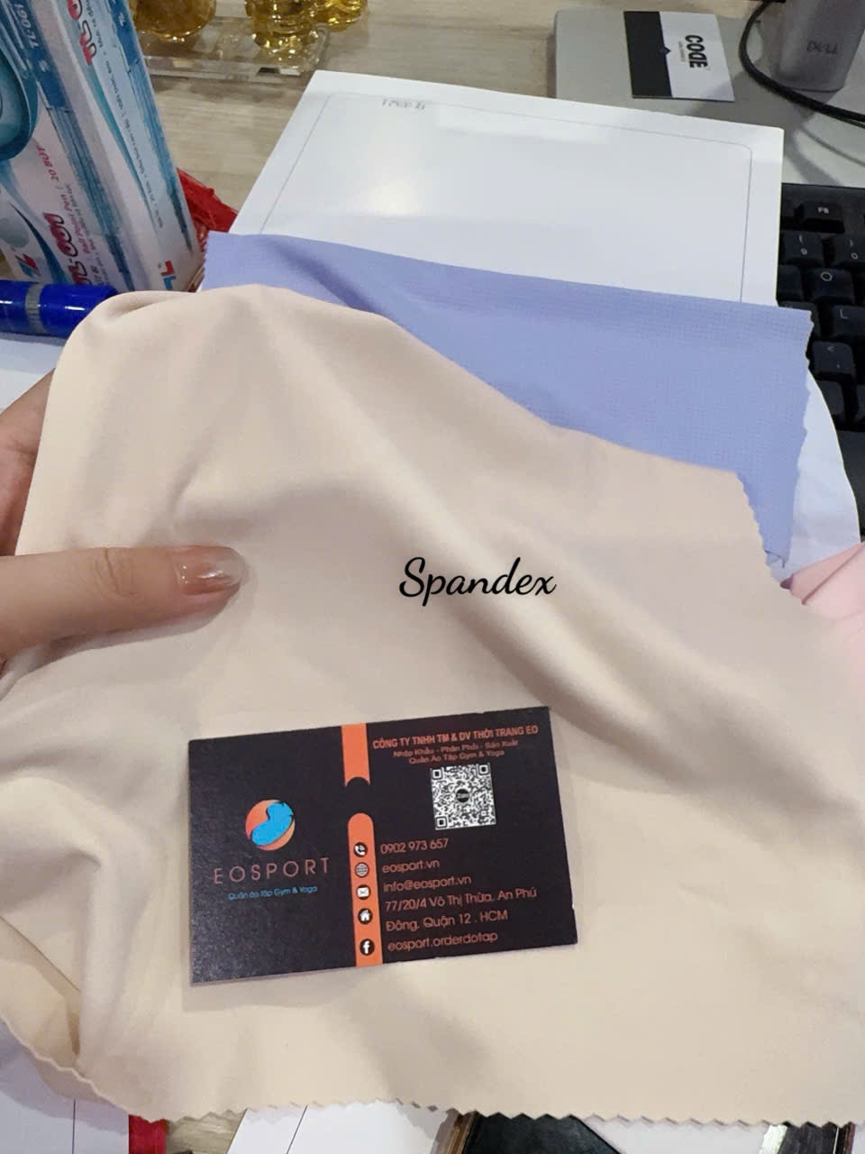 Vải Spandex – co giãn 4 chiều, ôm dáng, thường dùng may quần legging và áo tập gym