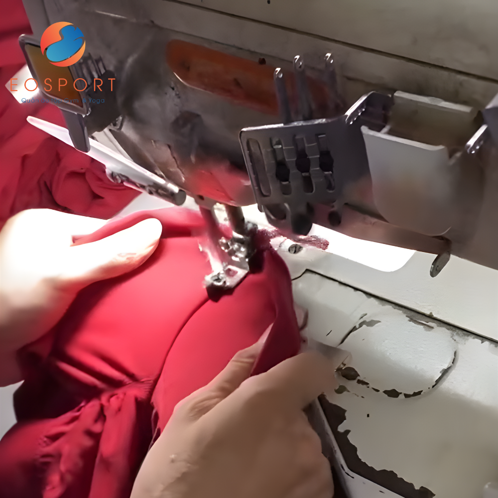 Thợ may có tay nghề cao trong việc may đồ jumpsuit yoga  